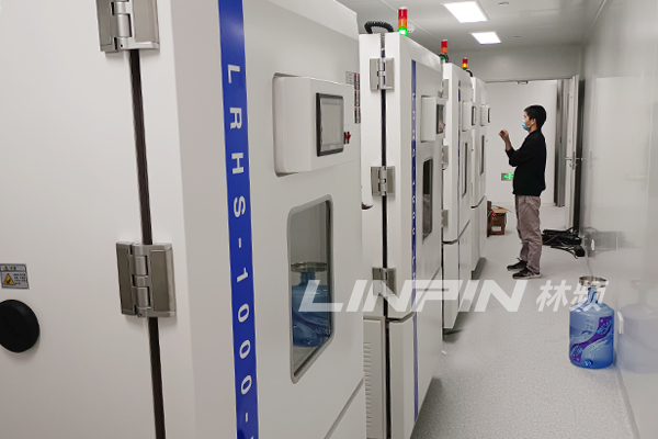 高低溫低氣壓試驗箱的功能原理與行業(yè)應(yīng)用